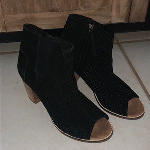 Toms Black Suede Peep Toe Bootie sz. 8